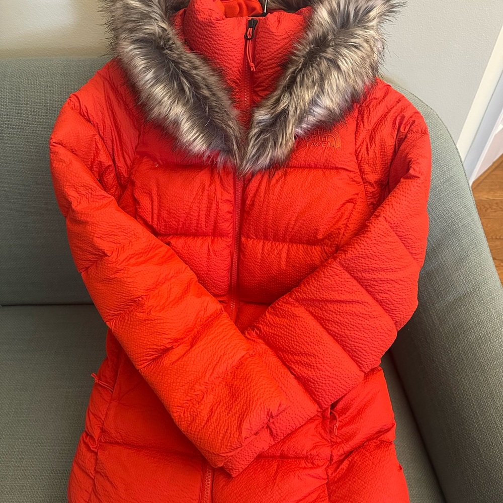 The North Face Down Women's Puffer with Fur Hood new without a tag(2025)